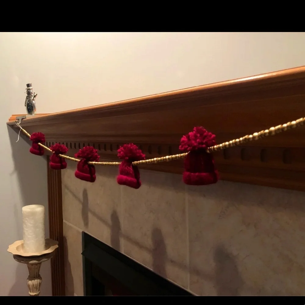 Garland decoration, red mini hats and gold beads